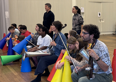 ensemble arcimboldo / rauschend 2025–1898 / Primarschule Niederholz / Vermittlungs-Workshop